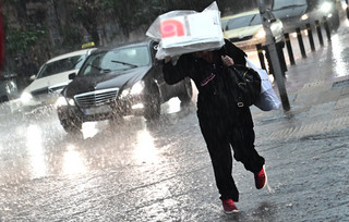 Μαύρισε ο ουρανός στην Αττική, καταιγίδες σε αρκετές περιοχές Μαύρισε ο ουρανός στην Αττική, καταιγίδες σε αρκετές περιοχές