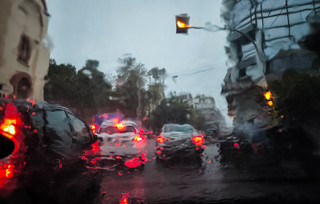 Μαύρισε ο ουρανός στην Αττική, καταιγίδες σε αρκετές περιοχές Μαύρισε ο ουρανός στην Αττική, καταιγίδες σε αρκετές περιοχές