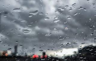 Μαύρισε ο ουρανός στην Αττική, καταιγίδες σε αρκετές περιοχές Μαύρισε ο ουρανός στην Αττική, καταιγίδες σε αρκετές περιοχές