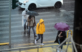 Ισχυρές καταιγίδες πλήττουν την Αττική Ισχυρές καταιγίδες πλήττουν την Αττική