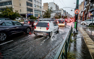 Ισχυρές καταιγίδες πλήττουν την Αττική Ισχυρές καταιγίδες πλήττουν την Αττική