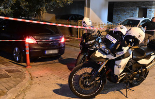 Άφαντοι οι διαρρήκτες που τραυμάτισαν τρεις αστυνομικούς στον Άγιο Δημήτριο