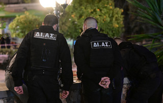 Άφαντοι οι διαρρήκτες που τραυμάτισαν τρεις αστυνομικούς στον Άγιο Δημήτριο