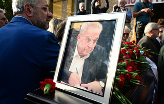 Θλίψη και συγκίνηση στην κηδεία του Αλέκου Φλαμπουράρη