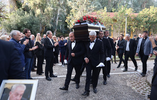 Θλίψη και συγκίνηση στην κηδεία του Αλέκου Φλαμπουράρη