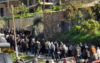 «Καλύτερα να πέθαινα εγώ παρά το παιδί» – Βουβός θρήνος στην κηδεία του 3χρονου Ανδρέα στην Αχαΐα