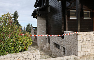 Μαφιόζικη εκτέλεση του Γιάννη Λάλα που είχε κατηγορηθεί και στη συνέχεια αθωωθεί για την δολοφονία του Γιώργου Καραϊβάζ Μαφιόζικη εκτέλεση του Γιάννη Λάλα που είχε κατηγορηθεί και στη συνέχεια αθωωθεί για την δολοφονία του Γιώργου Καραϊβάζ