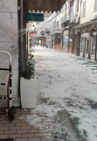 H Μυτιλήνη «πνίγηκε» στο χαλάζι – Πλημμύρες στην Ερμού, δρόμοι-ποτάμια