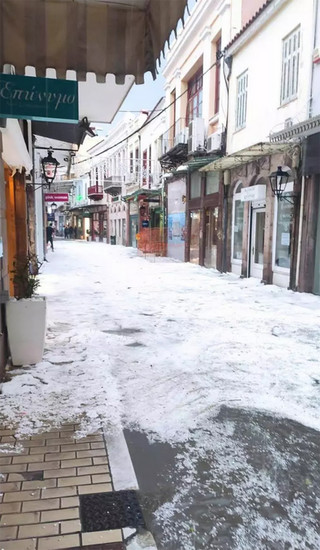 H Μυτιλήνη «πνίγηκε» στο χαλάζι – Πλημμύρες στην Ερμού, δρόμοι-ποτάμια