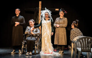 «Ο Μουνής» ένα έργο για τις διαχρονικές παθογένειες της ελληνικής επαρχίας με την αλληγορική, διεισδυτική ματιά της Λ. Κιτσοπούλου