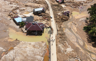 Πάνω από 600 οι νεκροί από τον κυκλώνα στην Ινδονησία