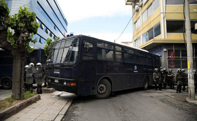ΟΠΕΚΕΠΕ: Μεταγωγή στην Αθήνα των 17 συλληφθέντων της Θεσσαλονίκης – Πώς δρούσε η οργάνωση | Κοινωνία στο LivePress.gr