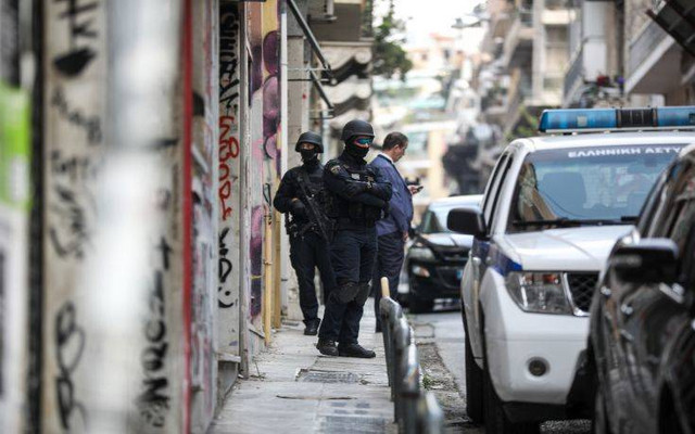 Απίστευτη διάρρηξη στα Εξάρχεια: Δράστες και αστυνομικοί εγκλωβίστηκαν στο διαμέρισμα | Κοινωνία στο PlusTV.gr