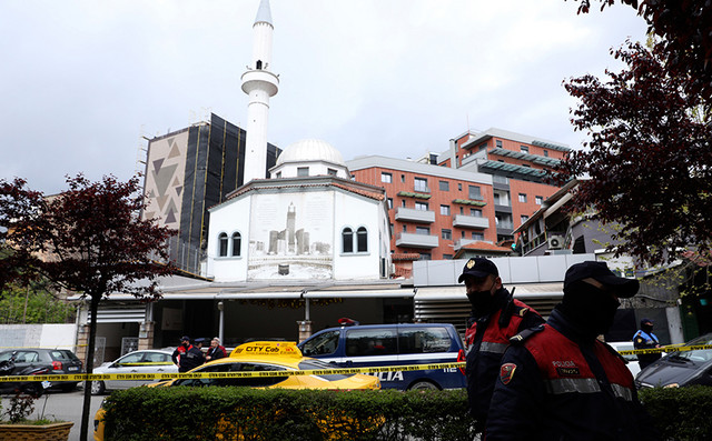 Αιματηρή επίθεση με μαχαίρι σε τέμενος στα Τίρανα – Πέντε τραυματίες