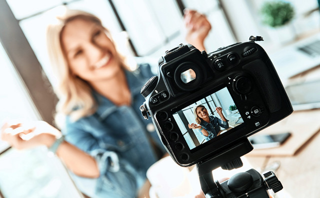 Διαφήμιση μέσω influencers – Πώς λειτουργούν οι καμπάνιες εκατομμυρίων | Οικονομία στο PlusTV.gr