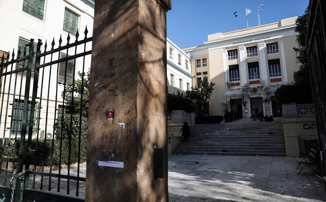 Αθωώθηκαν οι κατηγορούμενοι για τη διαπόμπευση του πρώην πρύτανη της ΑΣΟΕΕ | Κοινωνία στο PlusTV.gr