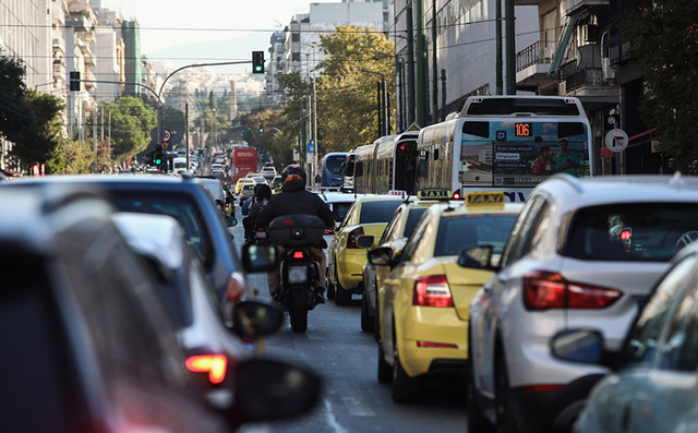 Αυξημένη κίνηση σε πολλούς κεντρικούς δρόμους της Αθήνας – Δείτε τον χάρτη