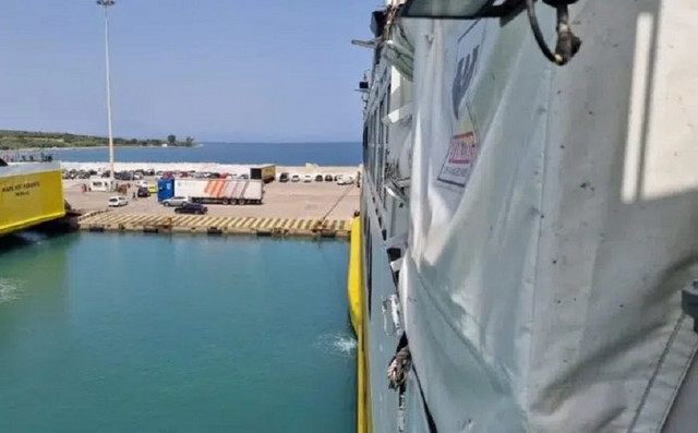 Σύγκρουση πλοίων στο λιμάνι της Κυλλήνης – Το εν εξ αυτών υπέστη ρωγμή