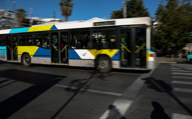 Επίθεση με γλάστρα σε λεωφορείο με επιβάτες – Τι λέει ο οδηγός: «Τρομοκρατήθηκα και ενημέρωσα κατευθείαν την αστυνομία»