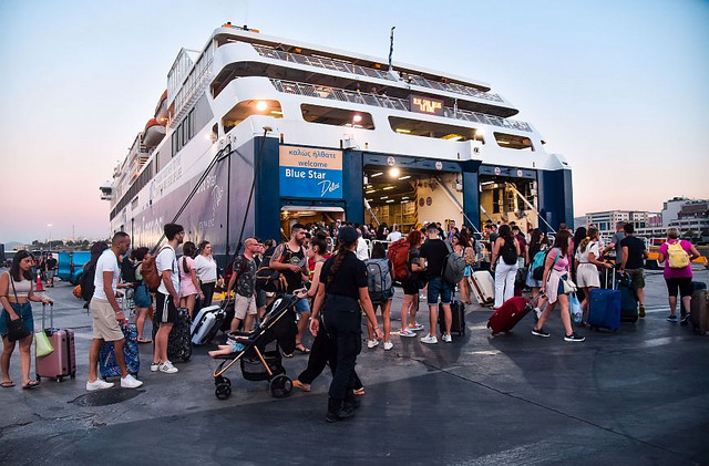 Κορυφώνεται η έξοδος των αδειούχων του Αυγούστου – Αυξημένη η κίνηση στα λιμάνια Πειραιά, Ραφήνας και Λαυρίου