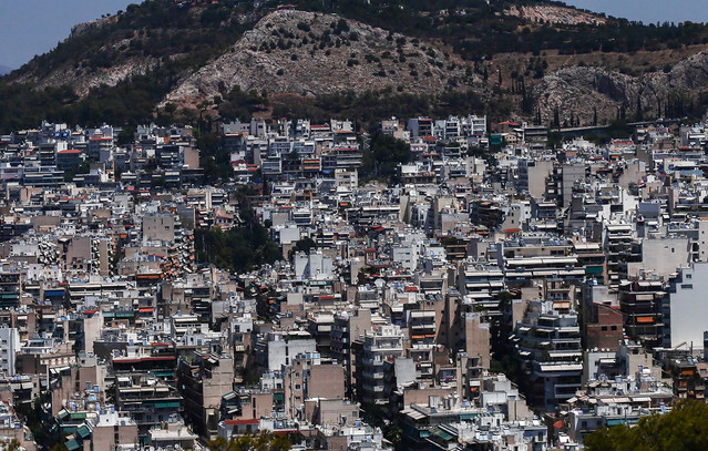 Η στεγαστική πίεση φέρνει νέα άνοδο στις τιμές κατοικιών και ενοίκια, παρά τα κυβερνητικά μέτρα
