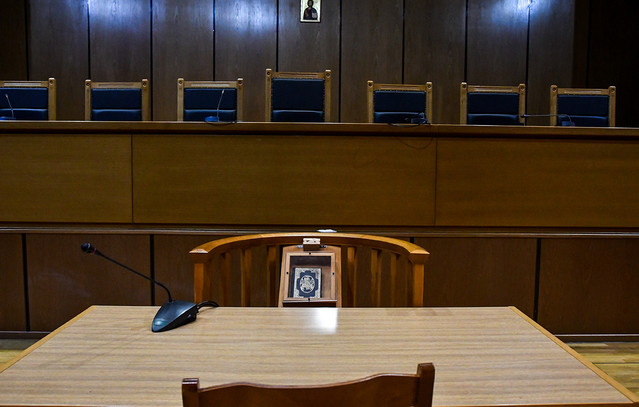 Οκτώ μήνες με αναστολή στον 48χρονο αστυνομικό για ενδοοικογενειακή απειλή – «Αφησα το φαγητό και έφυγα χωρίς να τη δω»