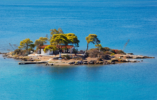 Μαγευτικό νησάκι στον Πόρο με φυσική ομορφιά που ενώνει την αγάπη