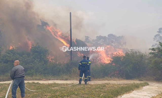 Διαστάσεις έχει πάρει η φωτιά στον Ναύσταθμο της Σούδας στην Κρήτη – Εκκένωση του δημοτικού σχολείου και του ναυτικού νοσοκομείου