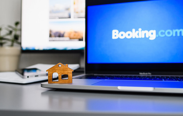 Booking.com: Στο μικροσκόπιο της Επιτροπής Ανταγωνισμού για τις online κρατήσεις | Οικονομία στο PlusTV.gr