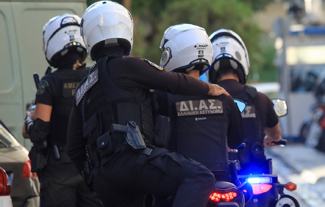 Στο νοσοκομείο αστυνομικός από δάγκωμα Ρομά στα Άνω Λιόσια – Δέχτηκε επίθεση από 80 άτομα | Κοινωνία στο PlusTV.gr