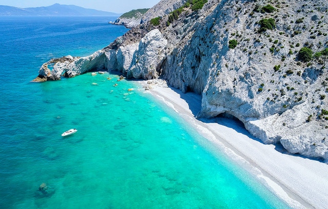 Tips επιβίωσης πριν επισκεφθείτε τα Λαλάρια, την αδάμαστη παραλία της Σκιάθου | Ταξίδια στο PlusTV.gr