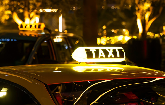 Οδηγός ταξί πήρε 600 ευρώ από οικογένεια τουριστών με την απειλή βίας – Ερευνάται και άλλη καταγγελία σε βάρος του