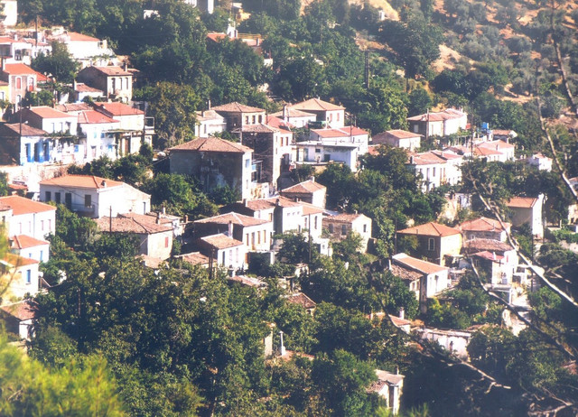 Άφησαν την Αθήνα για την ορεινή Φίλια της Λέσβου: Ζωή «λουλουδένια» με ροδόσταγμα και πετιμέζι