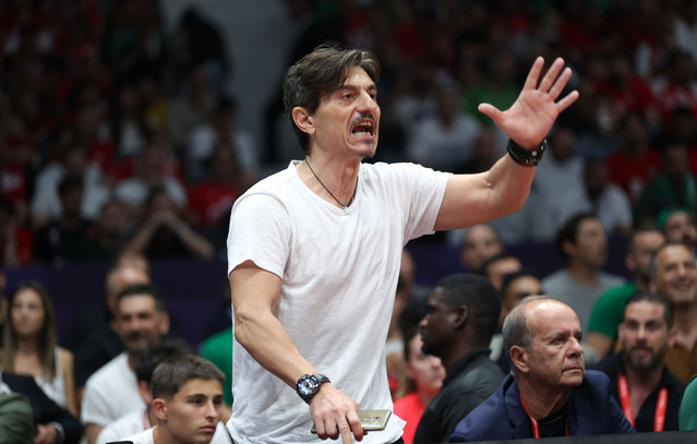 Γιαννακόπουλος: Πέταξαν έξω τον Ναν με ανύπαρκτο 5ο φάουλ, μας κλέβουν | Αθλητικά στο PlusTV.gr