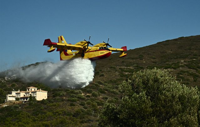Χωρίς ενεργά μέτωπα η φωτιά στη Θάσο – Με το πρώτο φως σηκώθηκαν αεροπλάνα