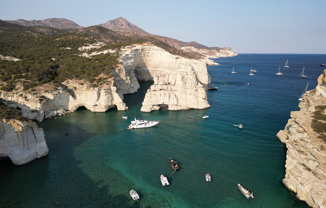 Κλέφτικο: Εξερευνώντας το πιο απόκοσμο και επιβλητικό θαύμα της φύσης στη Μήλο | Ταξίδια στο PlusTV.gr