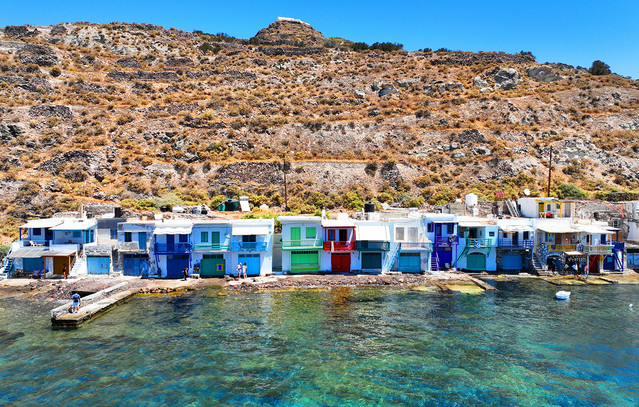 Κλήμα Μήλου: Όσα πρέπει να ξέρετε πριν επισκεφθείτε το πολύχρωμο χωριό του νησιού | Ταξίδια στο PlusTV.gr