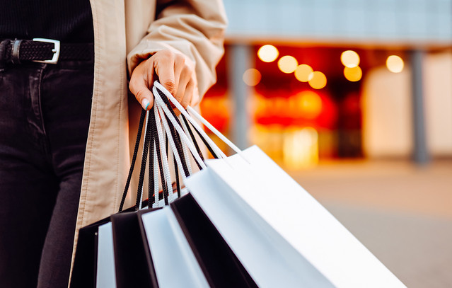 Τι ώρα κλείνουν σήμερα μαγαζιά και σούπερ μάρκετ – Το εορταστικό ωράριο της Μεγάλης Εβδομάδας