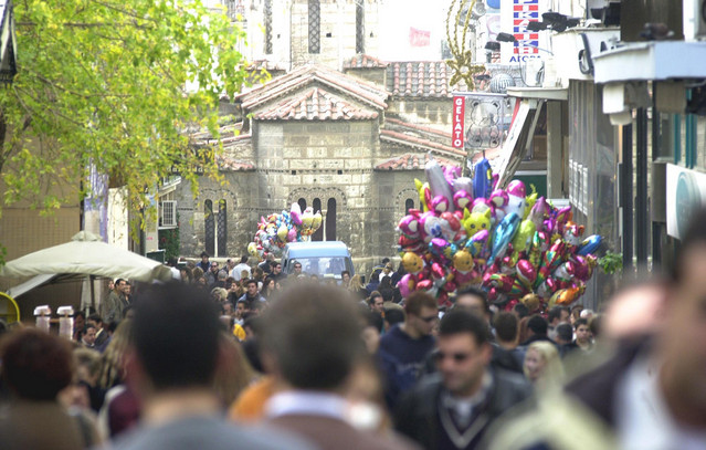 Εορταστικό ωράριο 2025: Ποιες Κυριακές θα μείνουν ανοιχτά τα καταστήματα