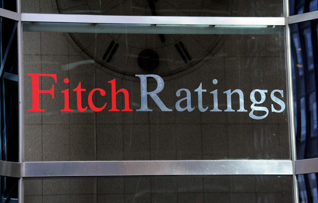 Fitch: Η ταχεία μείωση του δημόσιου χρέους ήταν ο καταλύτης για τις τρεις αναβαθμίσεις της ελληνικής οικονομίας