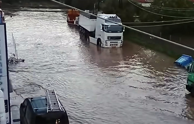 Σοβαρά προβλήματα στη Λέσβο από την κακοκαιρία: Πλημμύρισαν δρόμοι και σπίτια στην Καλλονή και στη Σκάλα