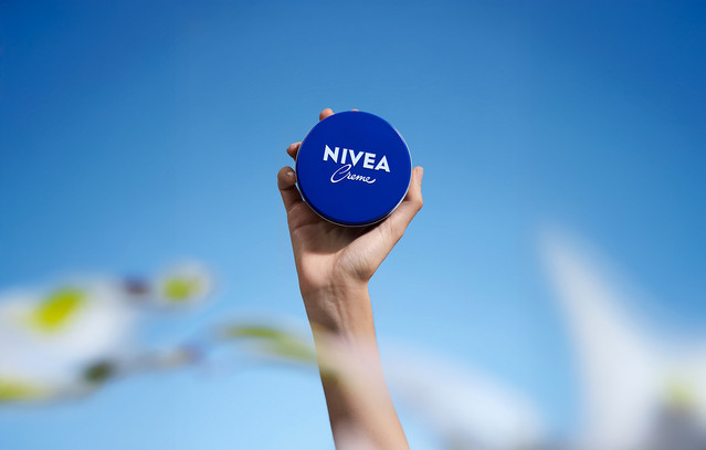 Γιατί η Nivea δεν πρέπει να λείπει από το νεσεσέρ των διακοπών σας | Woman στο PlusTV.gr