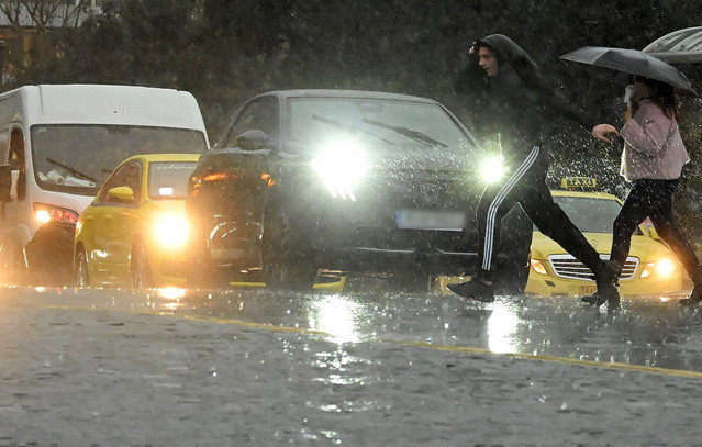 Πώς θα εξελιχθούν τα καιρικά φαινόμενα τις επόμενες ώρες – Χωρισμένη στα δύο η χώρα το Σαββατοκύριακο
