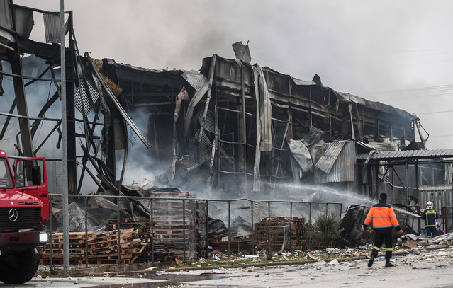 Πολύμηνη διαρροή βλέπουν οι ειδικοί πίσω από τη φονική φωτιά στη «Βιολάντα» – Φόβοι για νέα ανάφλεξη και έκρηξη στο εργοστάσιο