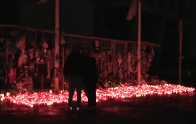 Συγκινεί η εικόνα δύο νέων παιδιών πάνω από το μνημείο των θυμάτων στην Τούμπα – Οι οπαδοί του ΠΑΟΚ θα υποδεχτούν τις επτά σορούς στο αεροδρόμιο