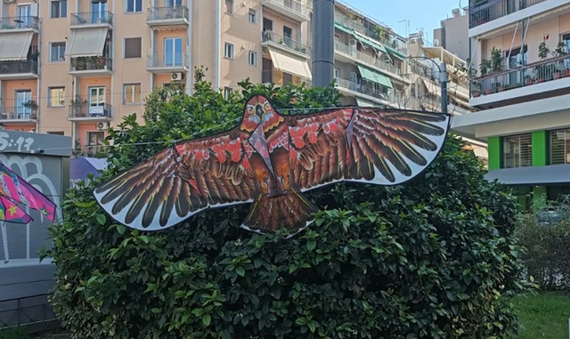 Ο πωλητής χαρταετών που κλείνει 20 χρόνια στο πόστο του στο Παγκράτι – «Δίνουμε χαρά στα παιδάκια»