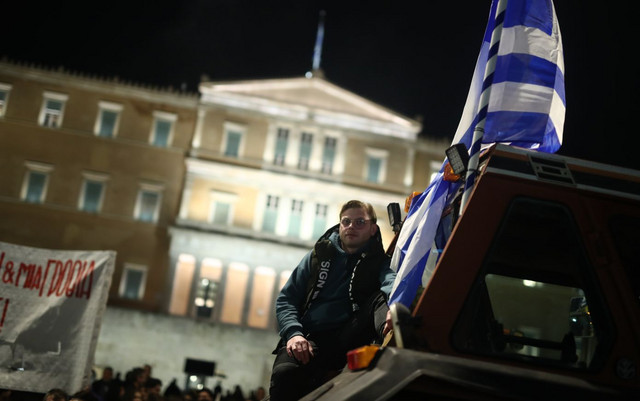 Νύχτα στο Σύνταγμα με δεκάδες τρακτέρ και μήνυμα συνέχισης των κινητοποιήσεων από τους αγρότες – Αποχωρούν το μεσημέρι