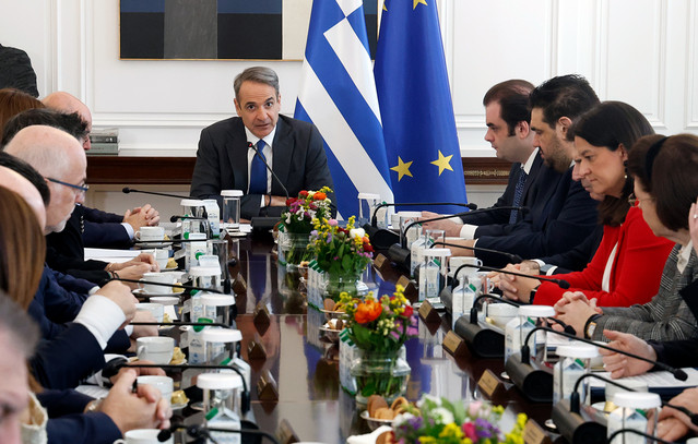 Τριπλή κυβερνητική παρέμβαση για ακρίβεια, οφειλές και φοροελαφρύνσεις με το πακέτο της ΔΕΘ