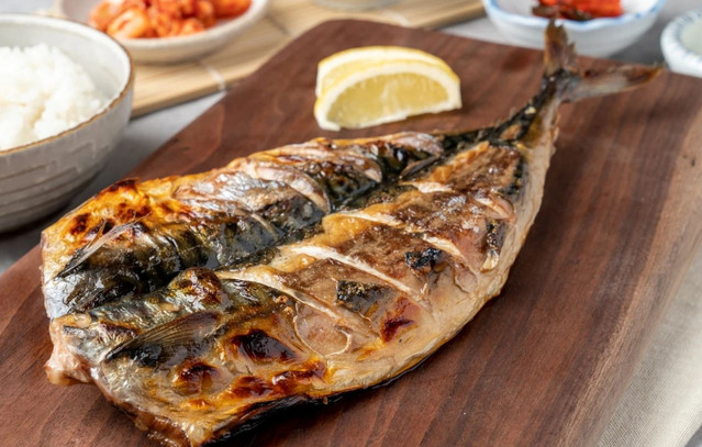 Ψάρι στο φούρνο με λεμόνι και μυρωδικά | Γεύσεις στο PlusTV.gr