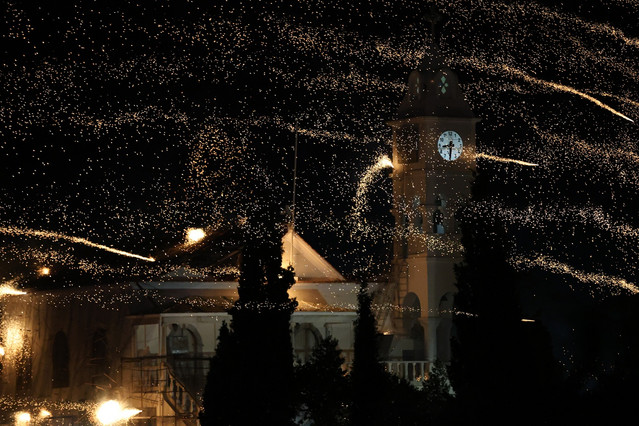 Ο ρουκετοπόλεμος φώτισε και φέτος τον ουρανό της Χίου – Εντυπωσιακές εικόνες από τον Βροντάδο